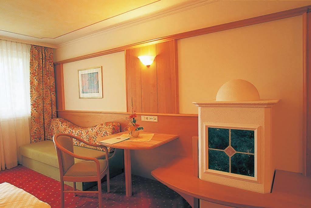 Hotel Maria Theresia Silandro Εξωτερικό φωτογραφία